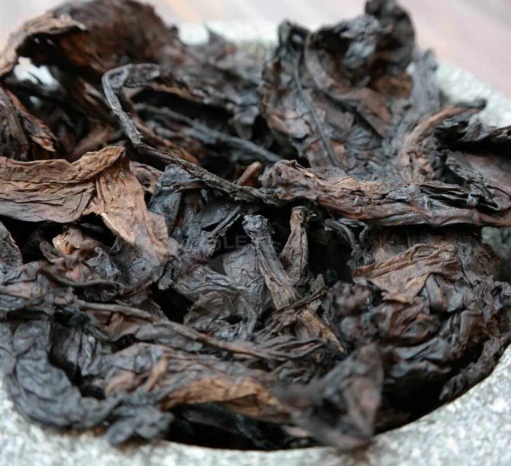Связка сушеных листьев средиземноморского табака, готовая к процессу смешивания.